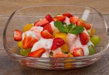 Gyümölcssaláta joghurttal - egyszerű receptek gyerekeknek és felnőtteknek